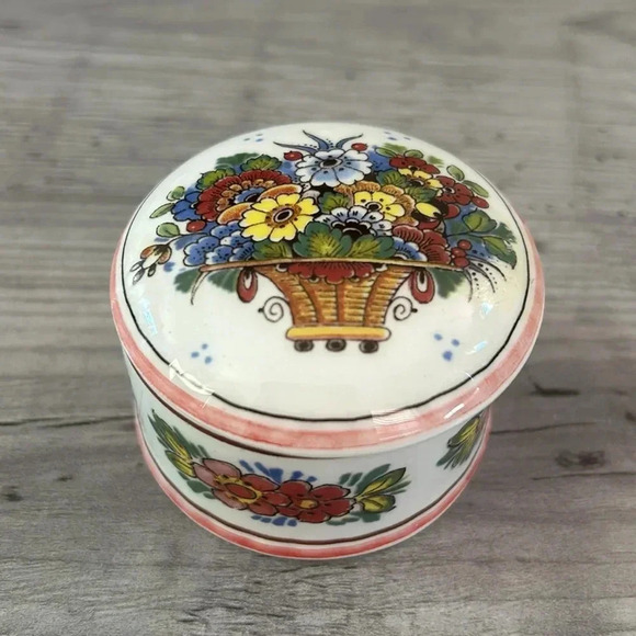 Delft Polychrome Hand painted Trinket Box - Picture 2 of 6